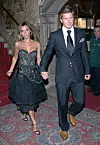 Victoria Beckham i kjole og David Beckham i dress.