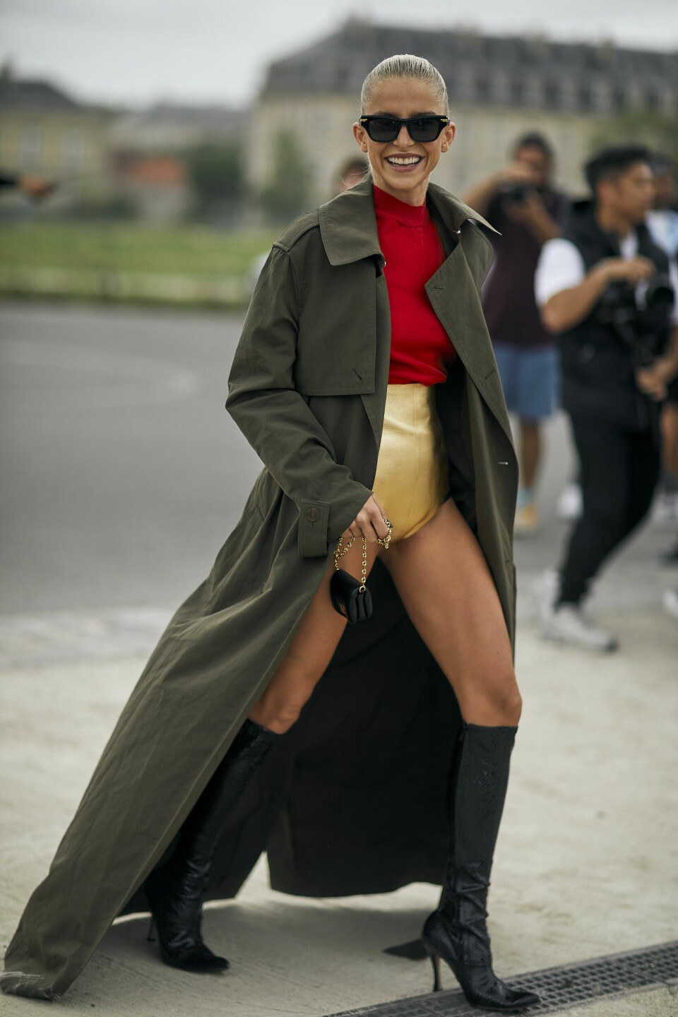 Tyske Caroline Daur kjørte en trippel trend-look under Paris Fashion Week ved å kombinere en bitteliten gullshorts med en fotsid kåpe og rød genser.
