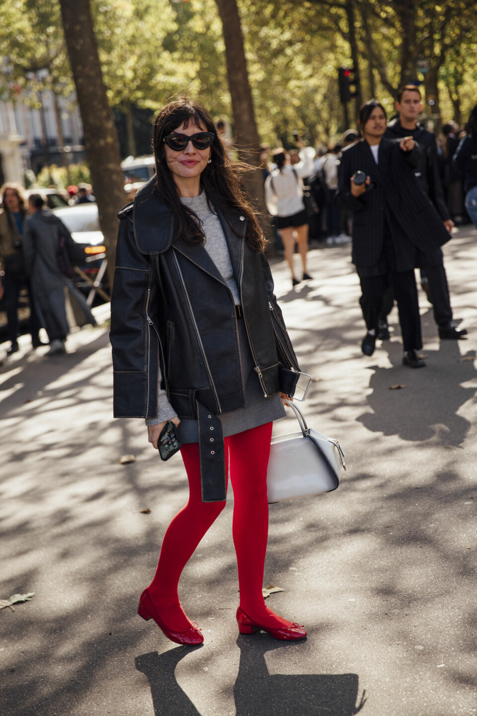 Gi høstlooken en trendy vri ved å style en klassisk look med et par røde strømper og matchende sko til – så fresht!
