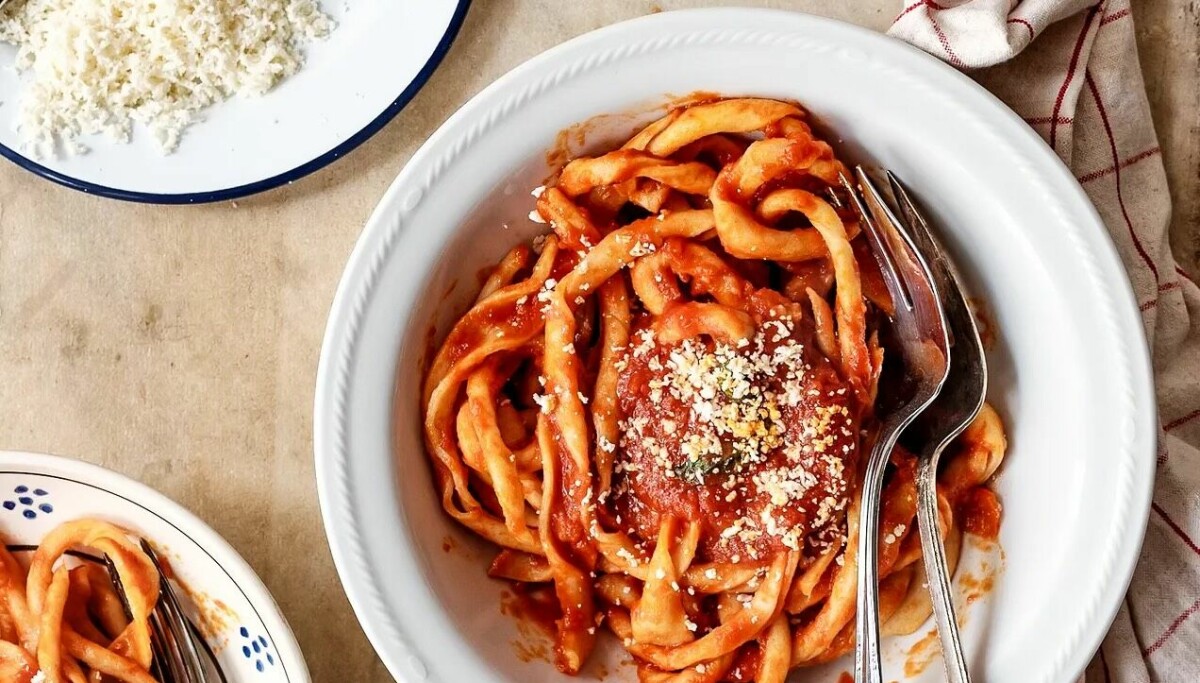 Una ricetta per la pasta fatta in casa con la migliore salsa di pomodoro del mondo
