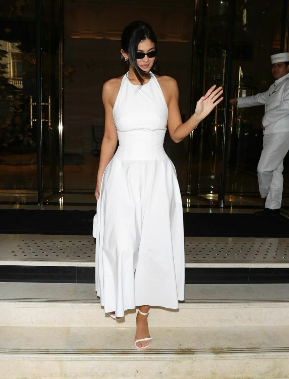Også Kardashian-familien var raske til å legge sin elsk på stille luksus-estetikken. Kylie Jenner fikk mye oppmerksomhet for denne elegante halterneck-kjolen fra Alaïa.
