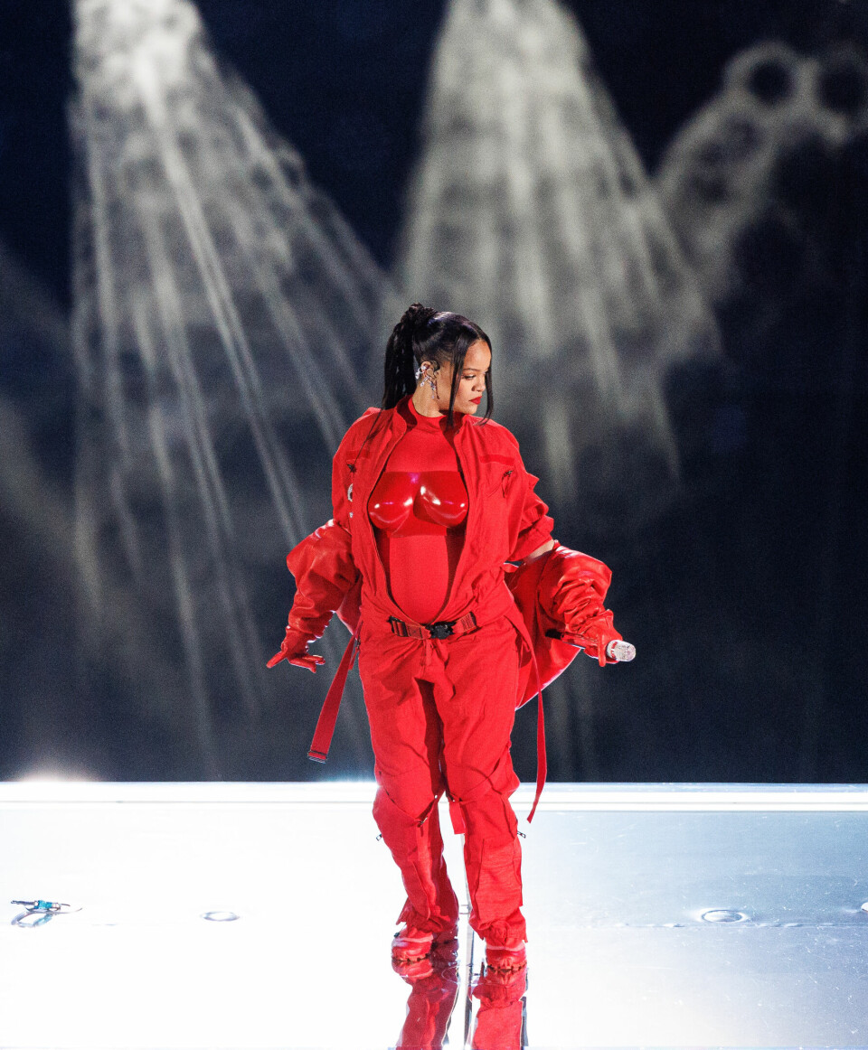 Rihanna var litt av et syn da hun stod på Superbowl-scenen. Hun benyttet også anledningen til å avsløre at hun og Asap Rocky ventet barn nummer to.