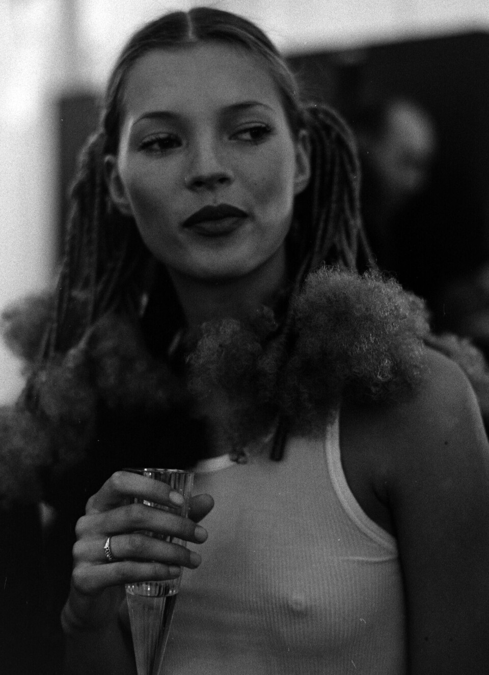 Supermodellen Kate Moss med en flute i hånden, backstage hos Todd Oldham i 1993.