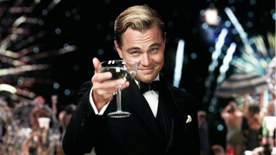 Leonardo Di Caprio skåler i champagne i Baz Luhrmans versjon av The Great Gatsby.