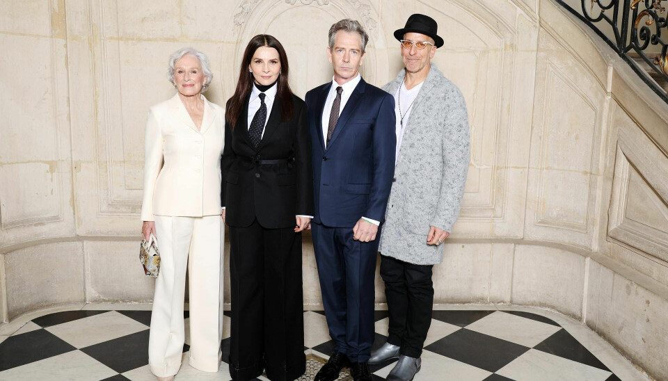 Glenn Close, Juliette Binoche og Ben Mendelsohn spiller alle sammen i den nye AppleTV+serien New Look som handler om blant annet Dior og Chanel under andre verdenskrig. Her er de sammen med serieskaper Todd Haynes på Dior haute couture.
