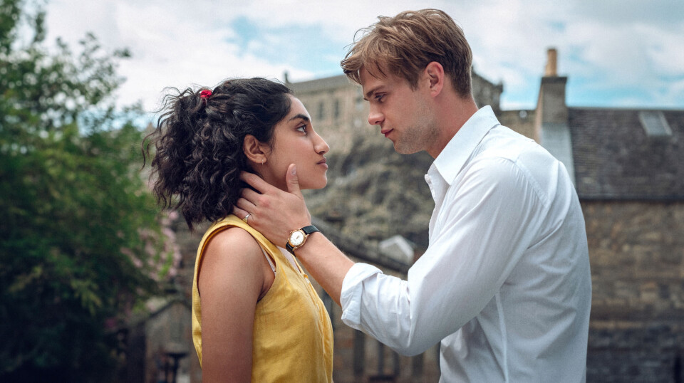 Ambika Mod som Emma og Leo Woodall som Dexter i One Day. One day serier ELLE