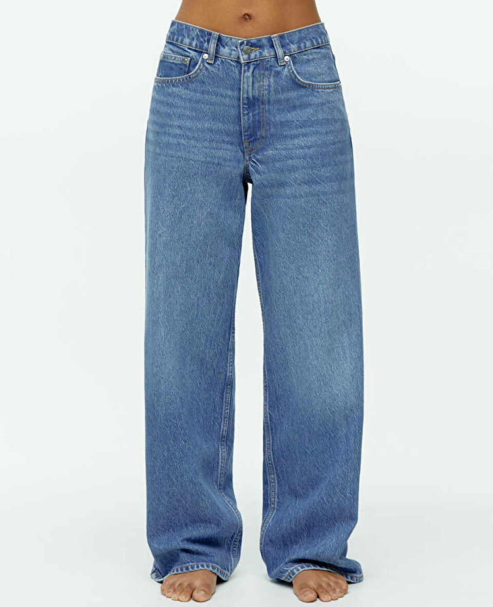 Løse jeans fra ARKET, kr 990 (annonselenke).