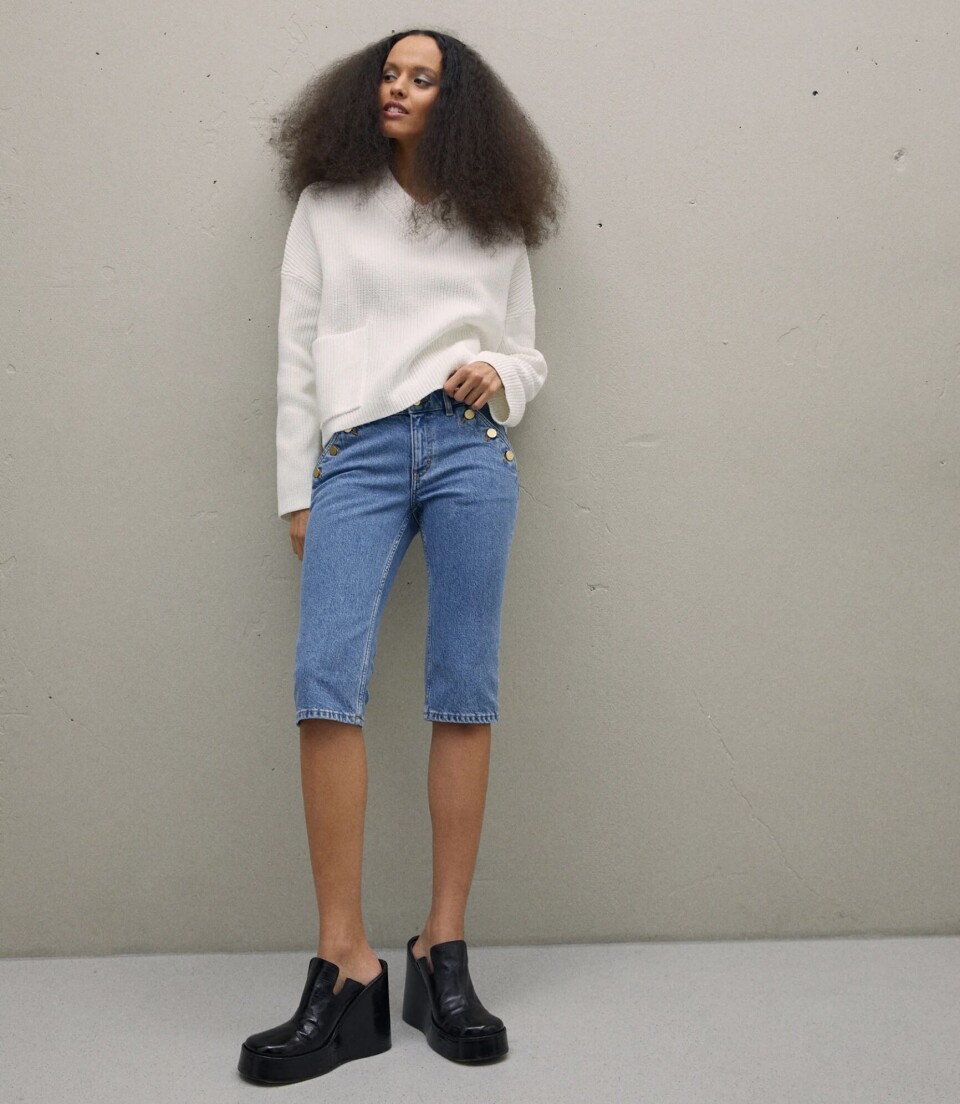 Capribukse i denim med knappedetaljer fra Filippa K, kr 1467 hos Zalando.