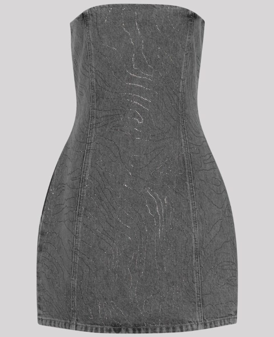 Minikjole i denim med skimmer fra Rotate, 210 euro.