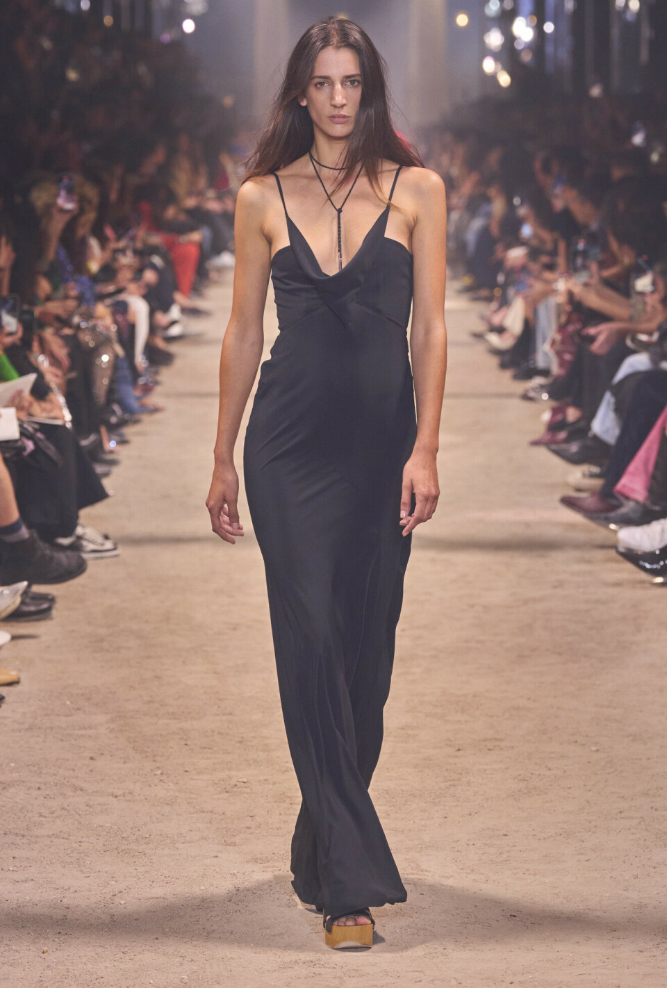 Slip dress with a twist på catwalken til Isabel Marant SS24.