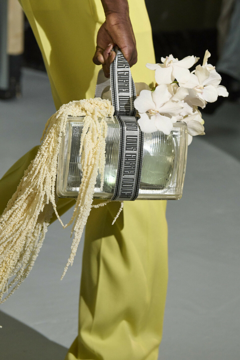 Blomster er også en helt nydelig gave å gi til verten eller vertinnen.