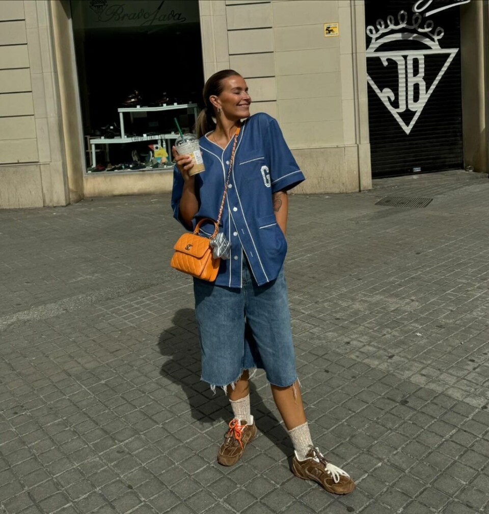 Janka Polliani ser rå ut i oversize, knelang denimshorts med sporty styling.