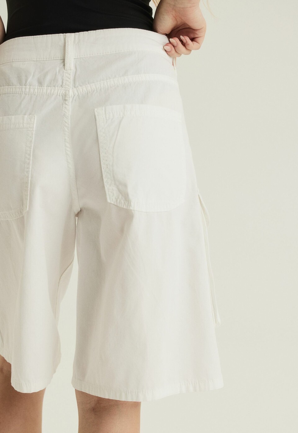 Hvit shorts i canvas fra H&M, kr 199 (annonselenke)