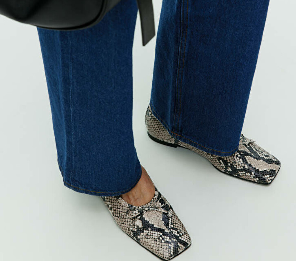 Ballerinasko med slangeskinnsmønster fra ARKET, kr 1700 (annonselenke)