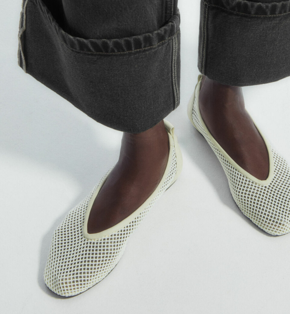 Ballerinasko med mesh og knyting fra COS, kr 1350 (annonselenke)