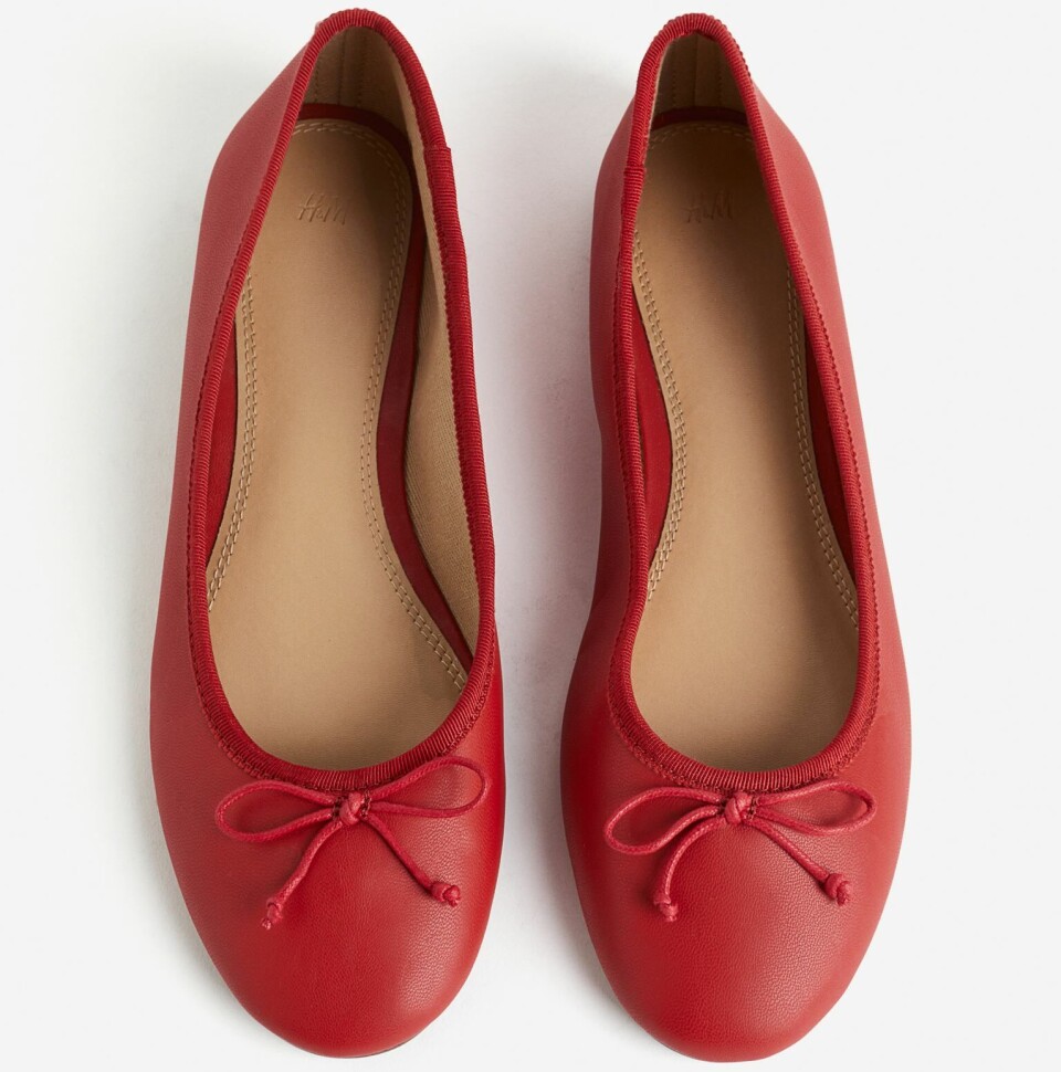 Knallrøde, klassiske ballerinasko fra H&M, kr 179 (annonselenke)