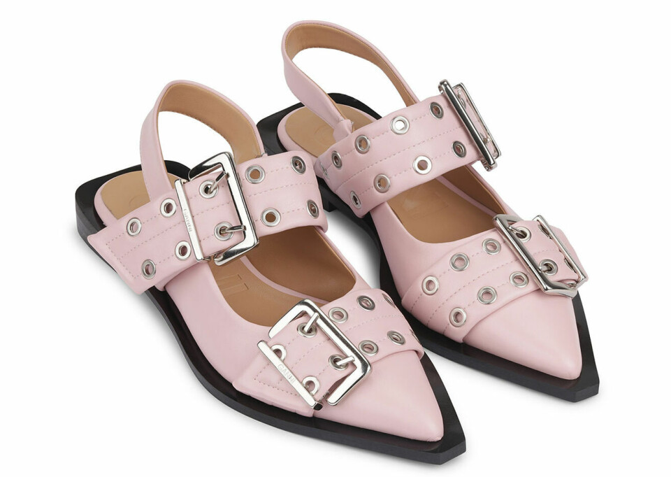 Pudderrosa ballerinas med spenner fra GANNI, kr 3395