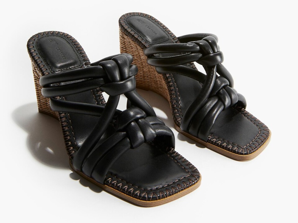 Skinnsandaler med kilehæl fra H&M, kr 799 (annonselenke)