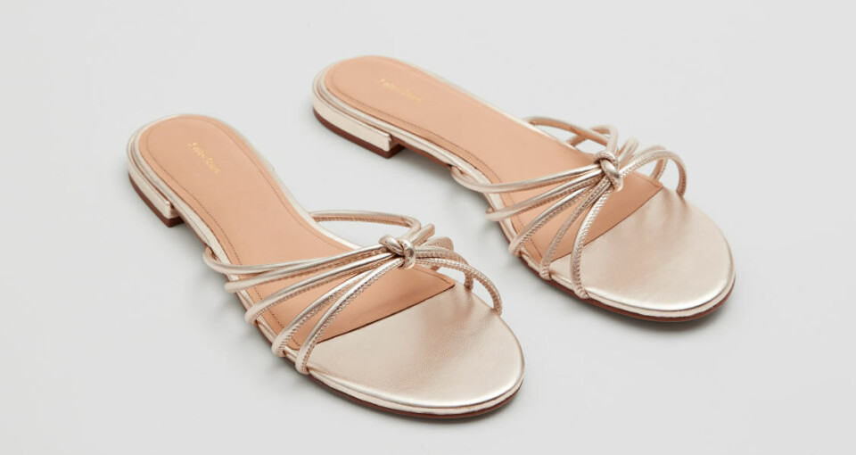 Skimrende sandaler fra & Other Stories, kr 890 (annonselenke)