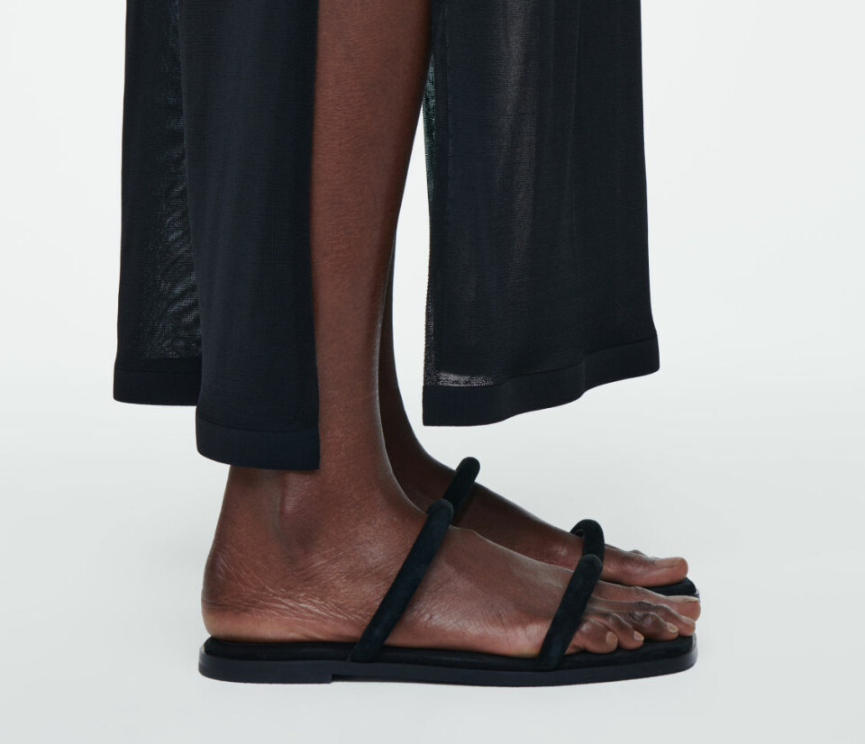 Sorte, enkle sandaler fra COS, kr 1350