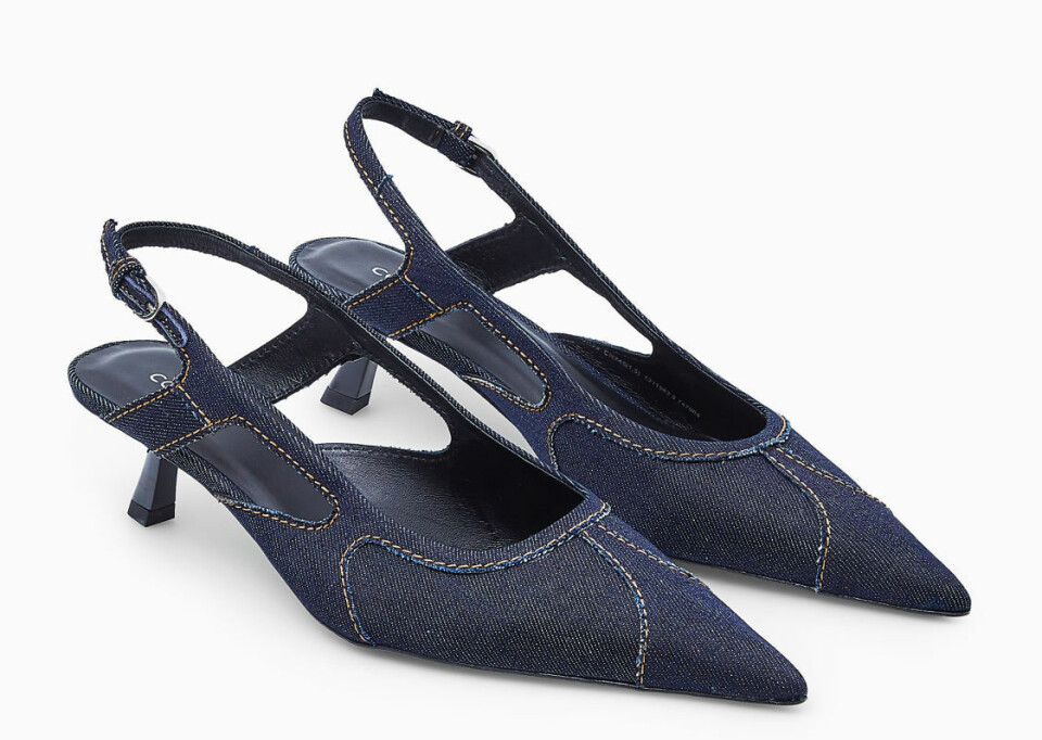 Slingbacksko i denim med kittenheel fra COS, kr 1750 (annonselenke)