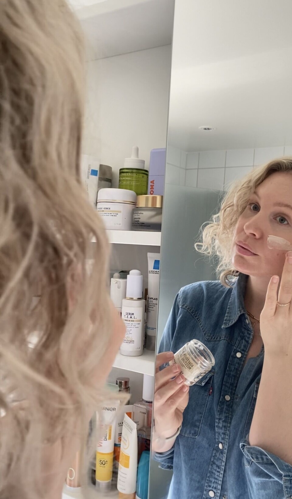 I baderomshyllen til Cathrine Stabel AKA «Helt Krem»