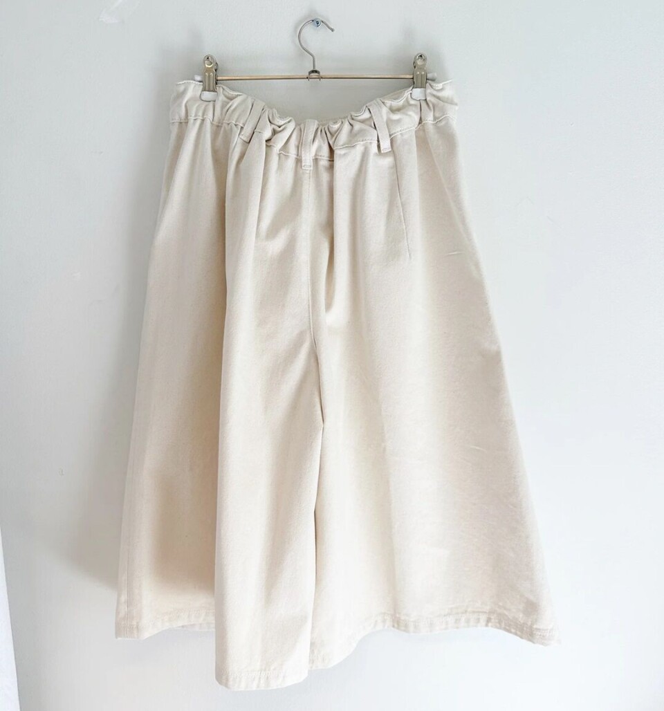 Avslappet, lang denimshorts fra ILAG, kr 1600