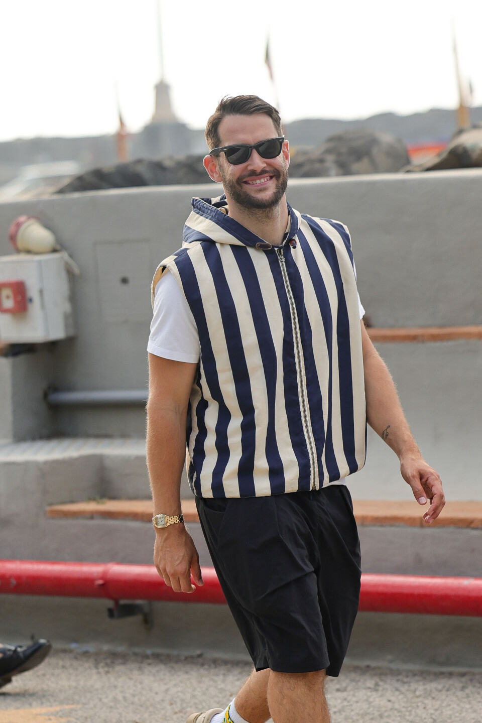 Designer bak Jacquemus, Simon Porte på vei til visningen. Foto: Jacopo Raule/Getty Images