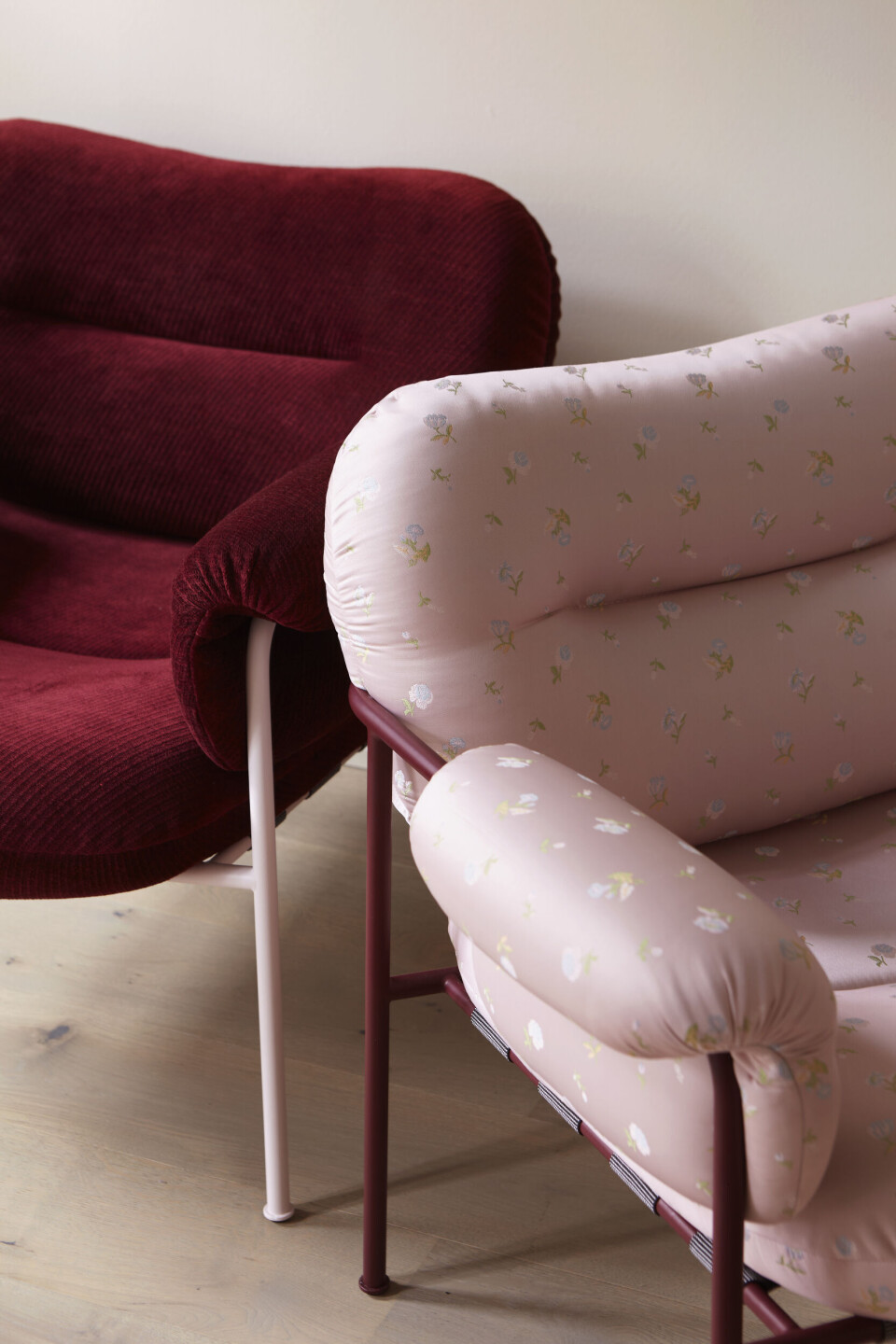 Bollo-stolen fra Fogia i fargene Parisienne og Prêt-à-Porter med teskstiler fra Kvadrat.
