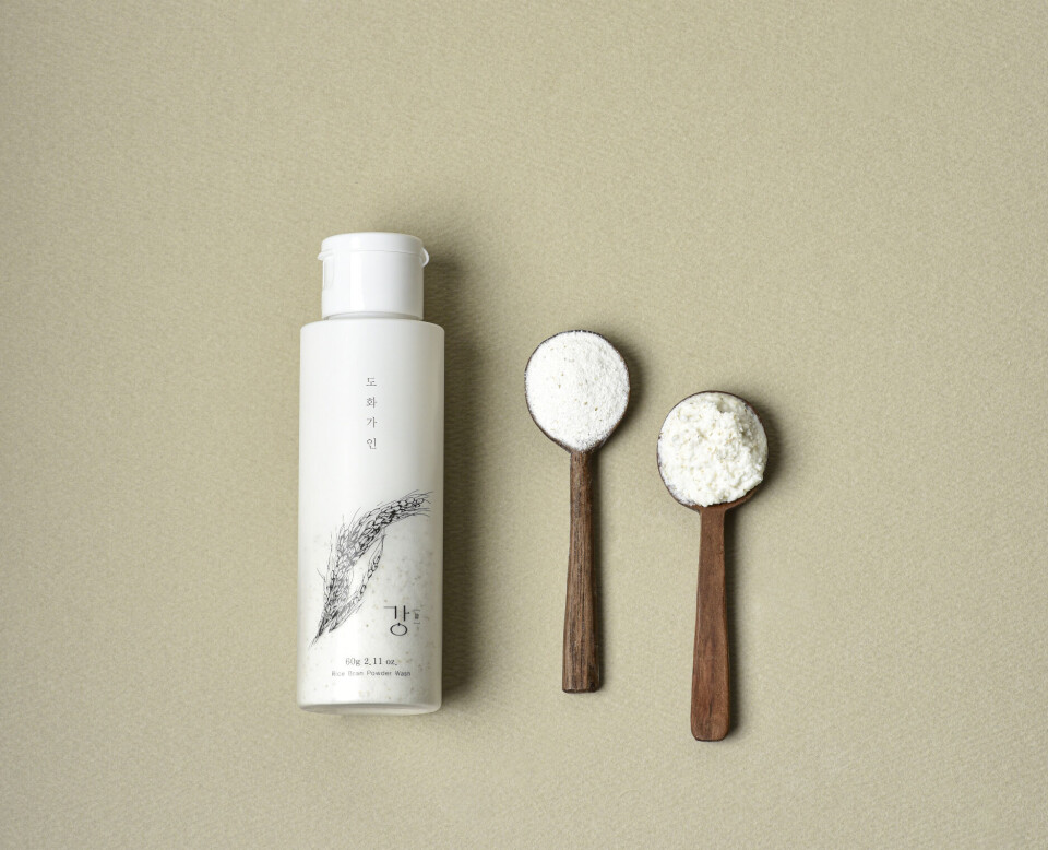 House of Dohwa Rice Bran Powder Wash både eksfolierer og nærer huden, takket være næringsrike riskli-ekstrakter.