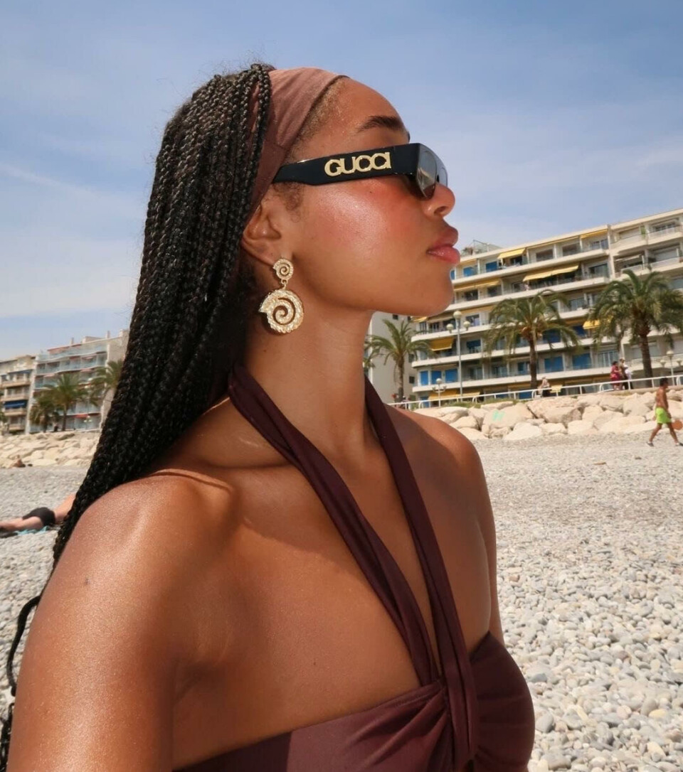 Moteprofil Petra Henriette Rufi Graven matcher pannebånd og bikini på stranden i sommer.