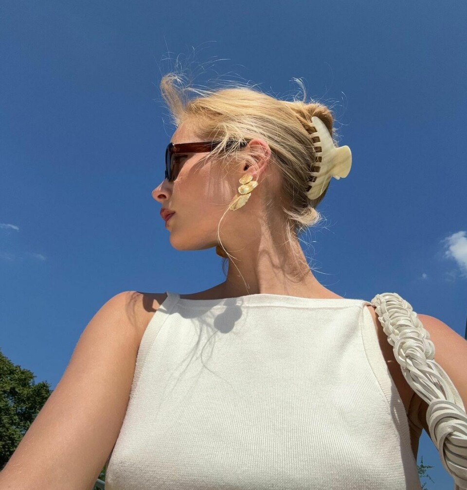 Modell Idunn Vollan ser fab ut med håret effortlessly satt opp med klype.