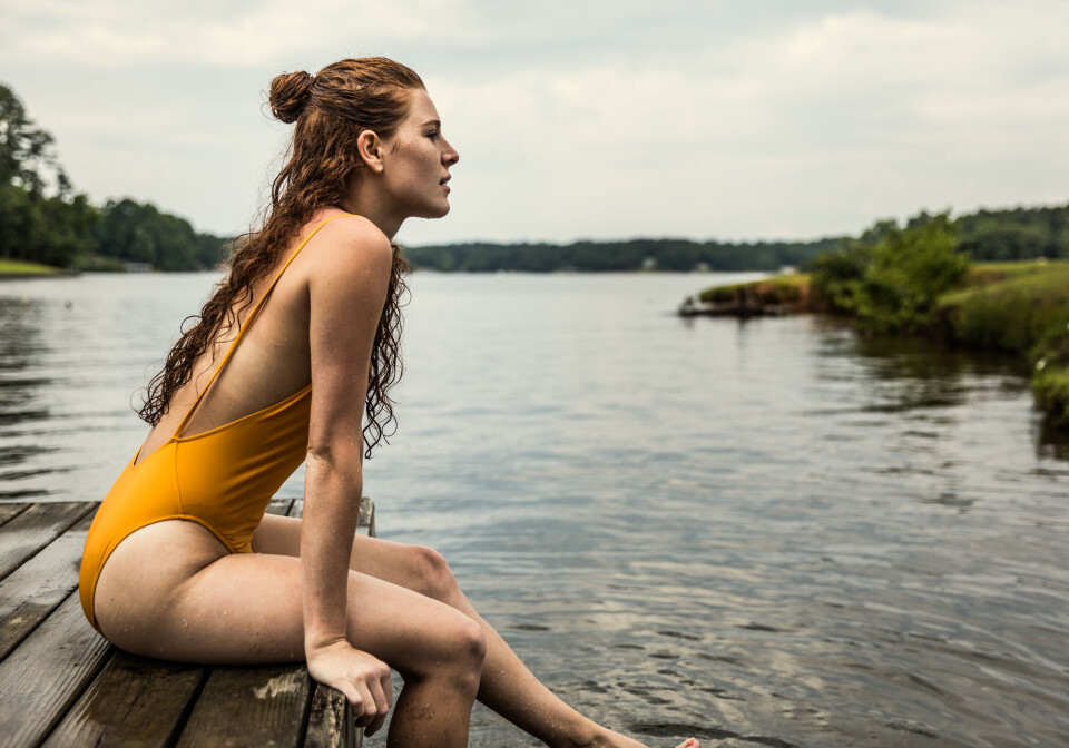 Half-upen er både feminin, sporty og praktisk. Perfekt for sommerens bading!