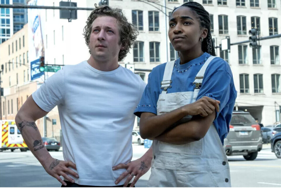 Carmy (Jeremy Allen White) og Sydney (Ayo Edibiri) i The Bear på Disney+. The Bear ELLE serier