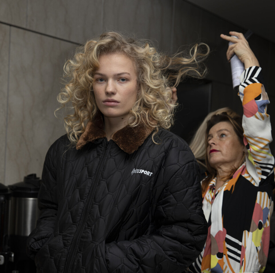 Ikke glem lokkene selv om du nyter sommeren fullt ut. Fra backstage under OpéraSport-visningen på Copenhagen Fashion Week i februar.