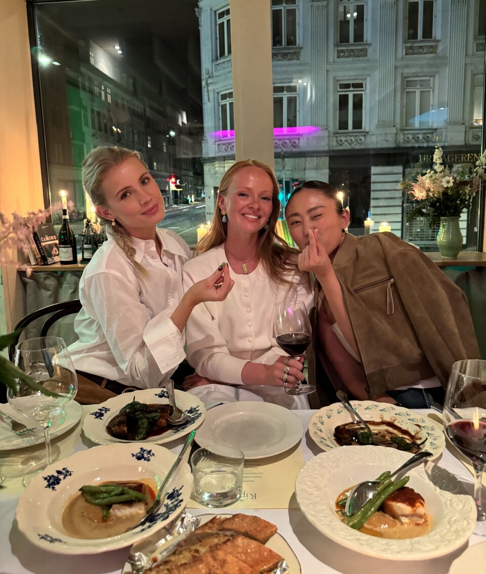 Kveldens bukett av noen bordvenninner: Andrea Steen, Ella Skorgan og Alice Wang.