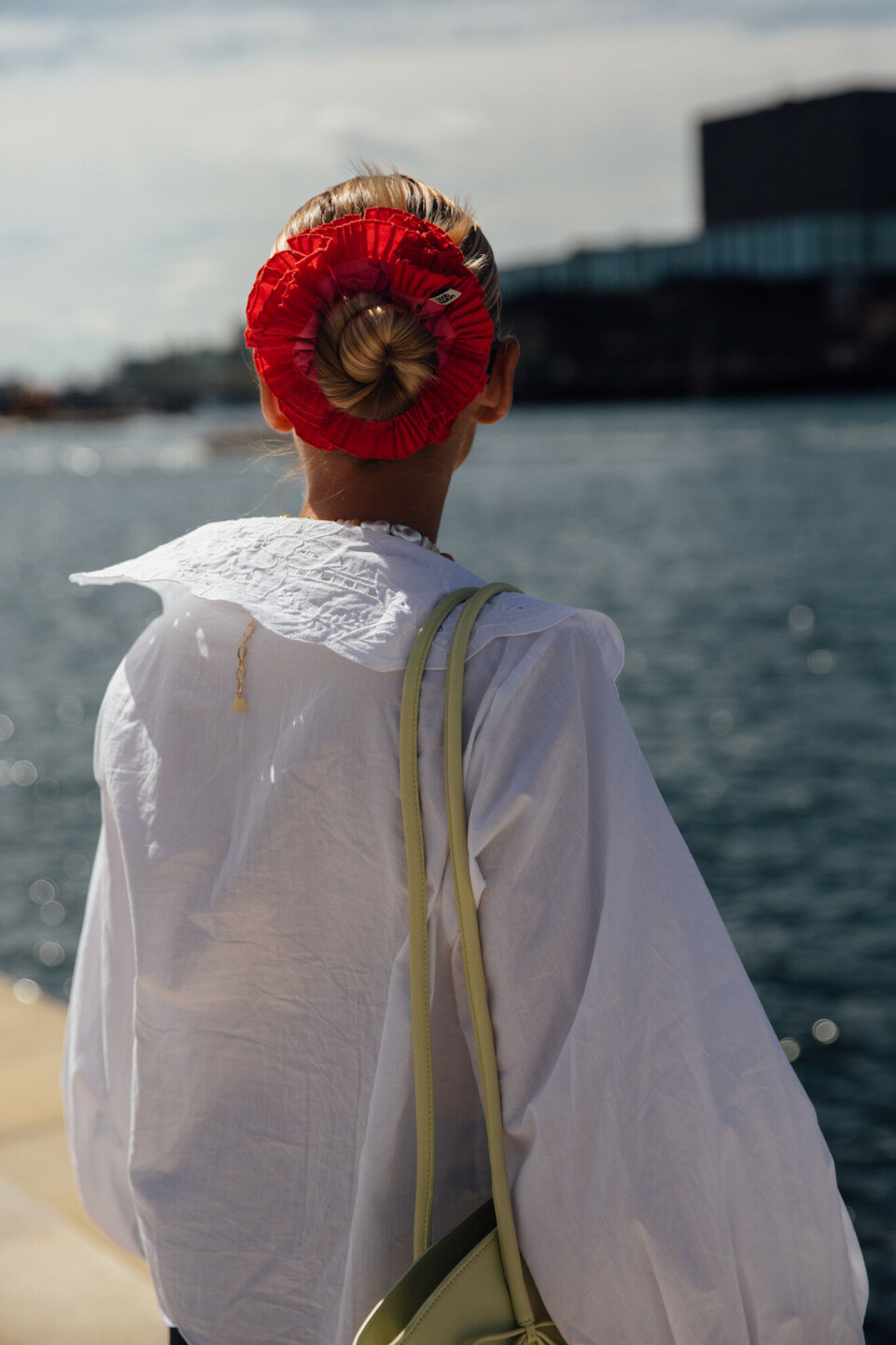 En blomsterstrikk er en perfekt assessoir utover høsten og vinteren.