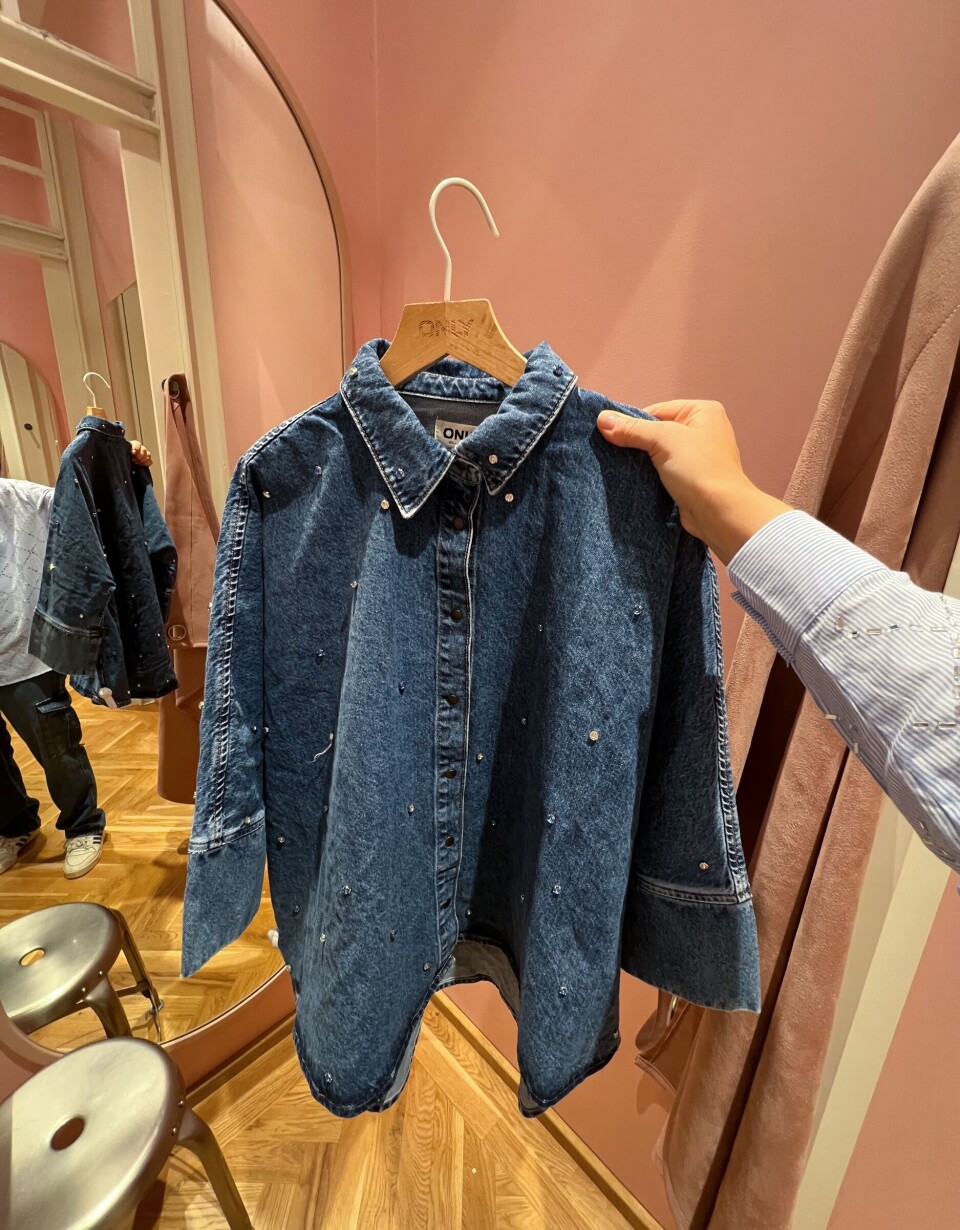 Denimskjorte med stener fra Only.