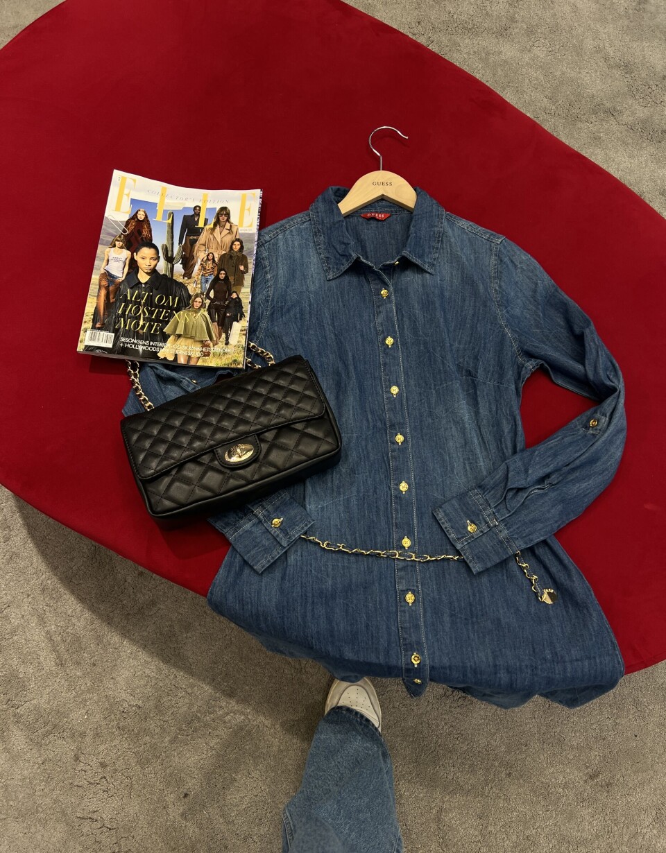 Denimkjole med gullbelte fra Guess.