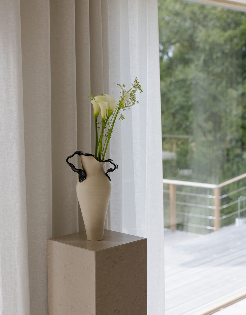 Håndlaget vase av den svenske kunstneren Isabelle Gut på egendesignet pidestall laget av Coral Clay/Silestone.