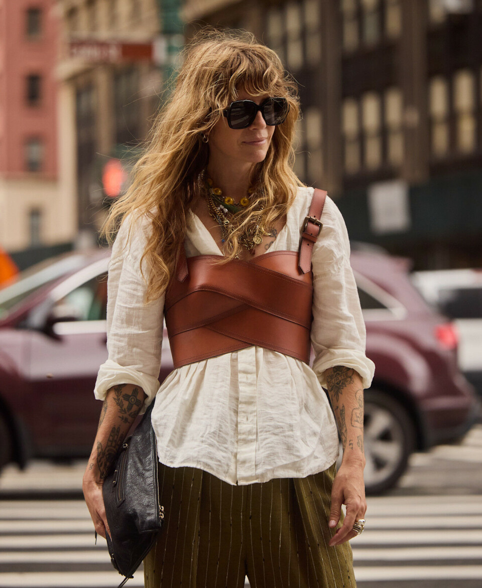Jobber du lagvis med en form for vest, kan du fort gi looken et mer bohemsk preg. Her fra NYFW.
