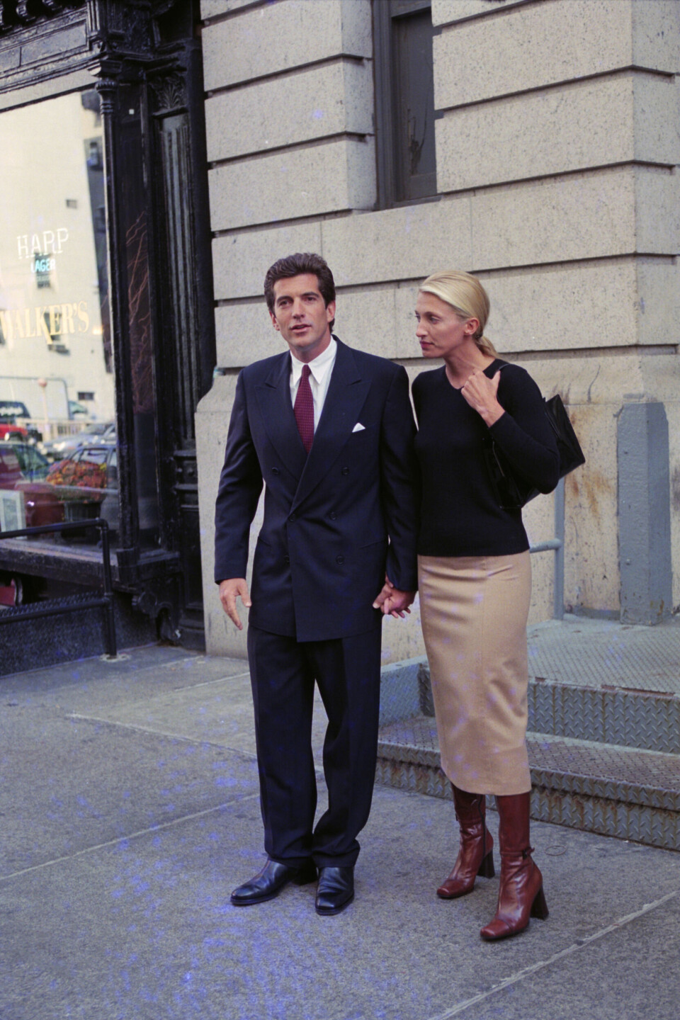 Nygifte John F. Kennedy Junior og Carolyn Bessette Kennedy ved leiligheten deres i Tribeca 6. oktober 1996. Foto: Lawrence Schwartzwald/Sygma via Getty Images