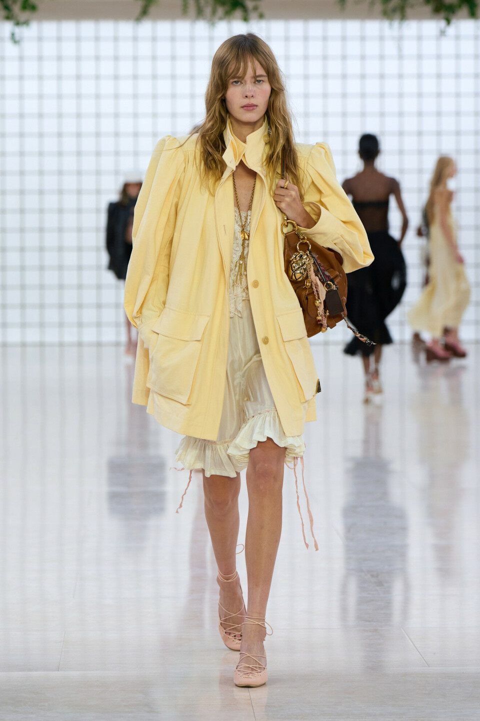 Chloé viste jakker med dramatiske skuldre under Paris Fashion Week. Ja, takk!
