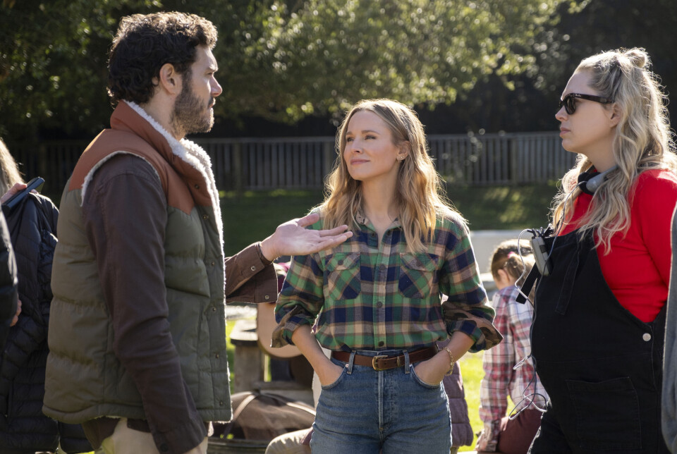 Adam Brody, Kristen Bell og Erin Foster på fettet av Nobody Wants This.