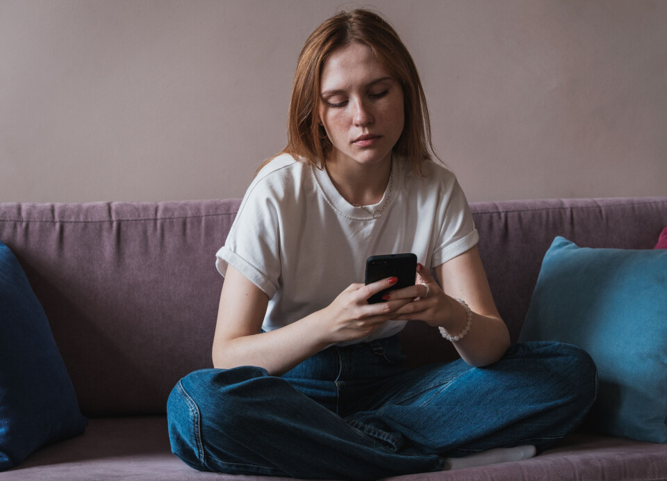 Ekspertene er enige om at skjermtid påvirker oss negativt. Forsøk å begrense egen bruk - men på en realistisk måte- ved å ta pauser, skjermfri eller sette opp en belønningsordning.