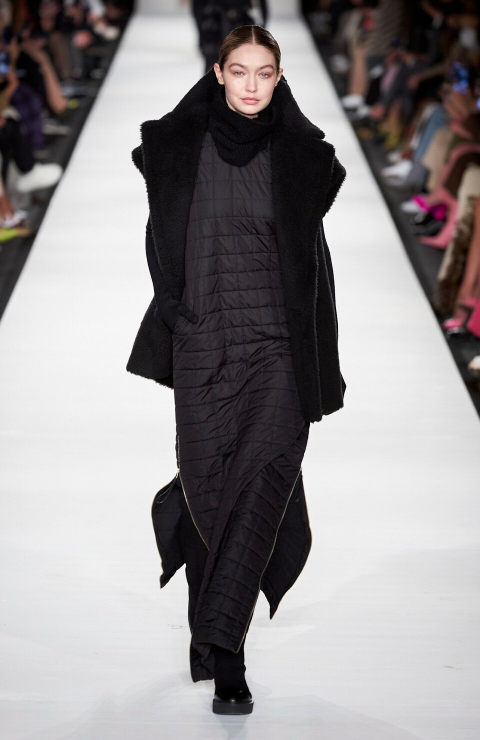 Gode kvaliteter og lag på lag er nøkkelordene for å se chic ut i dårlig vær. Som Gigi Hadid her, på catwalken for Max Mara.