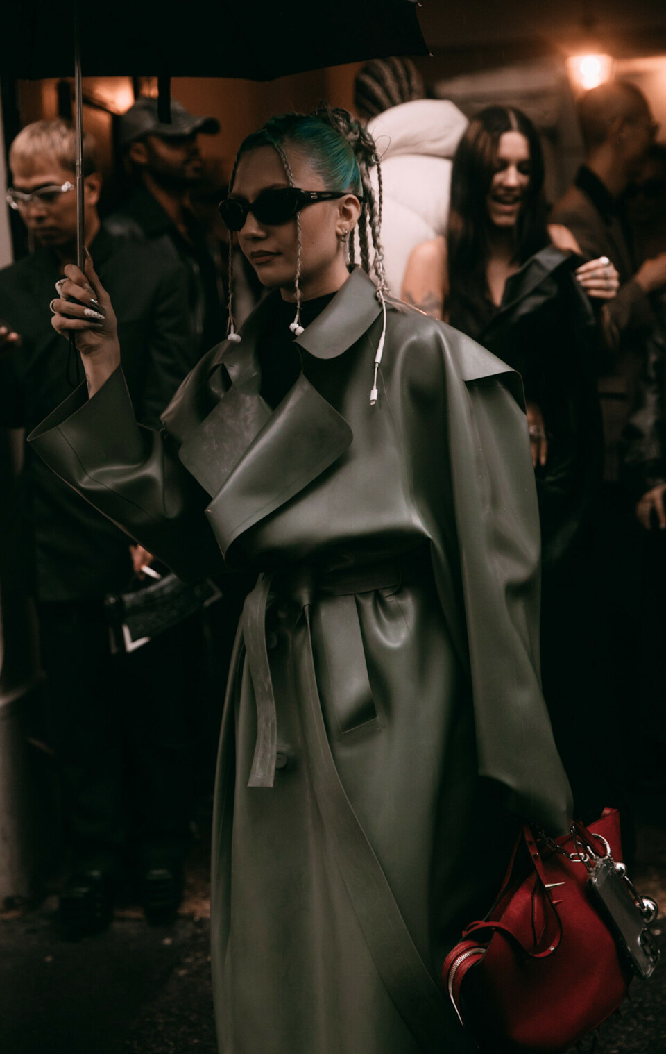 Vi leter etter inspirasjon til antrekkene på de verste værdagene i høst. Gatemoten under Paris Fashion Week skuffer ikke.
