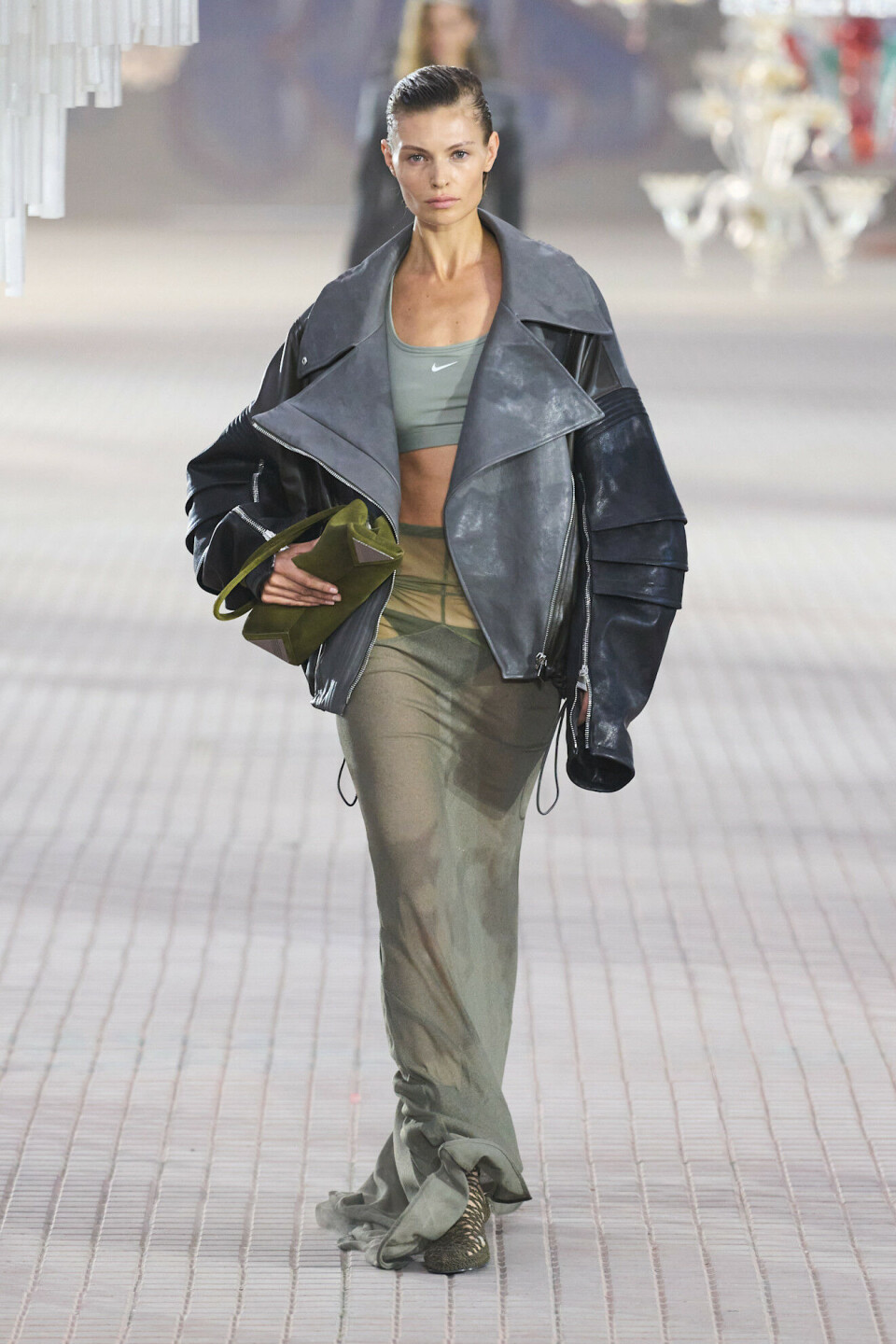 For Spring Summer 2025 viser The Attico massevis av lekkert skinn, mesh, metalliske stoffer - og hud!