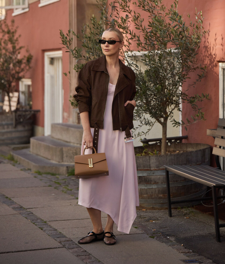 Brun bikerjakke stylet sammen med rosa i Københavns gater under moteuken i august.