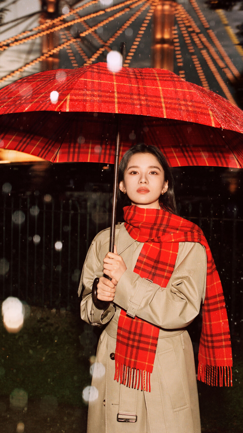 Skuespiller Zhang Jingy i den klassiske Burberry-trenchjakken.